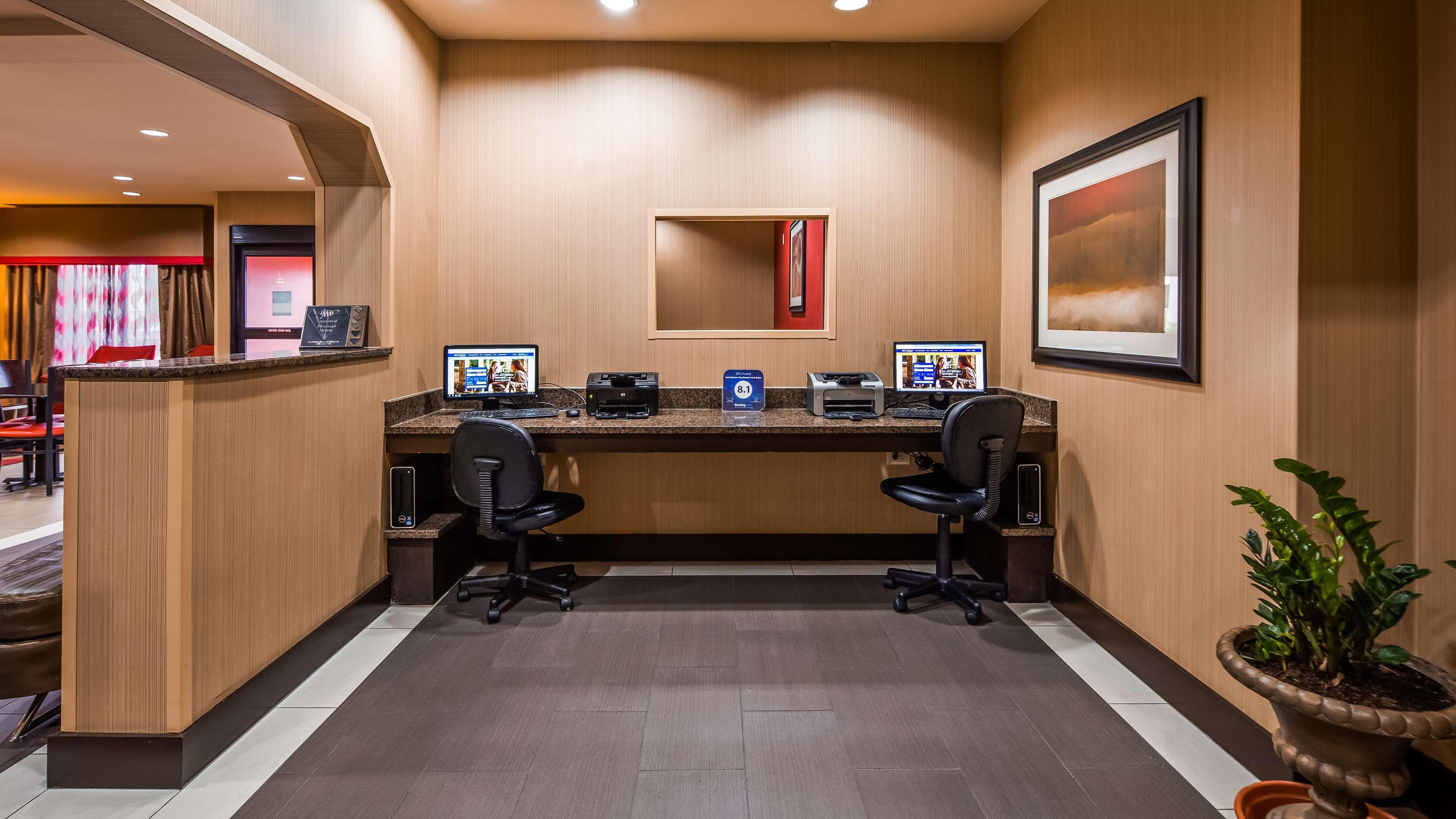 Best Western Plus Denton Inn & Suites Экстерьер фото