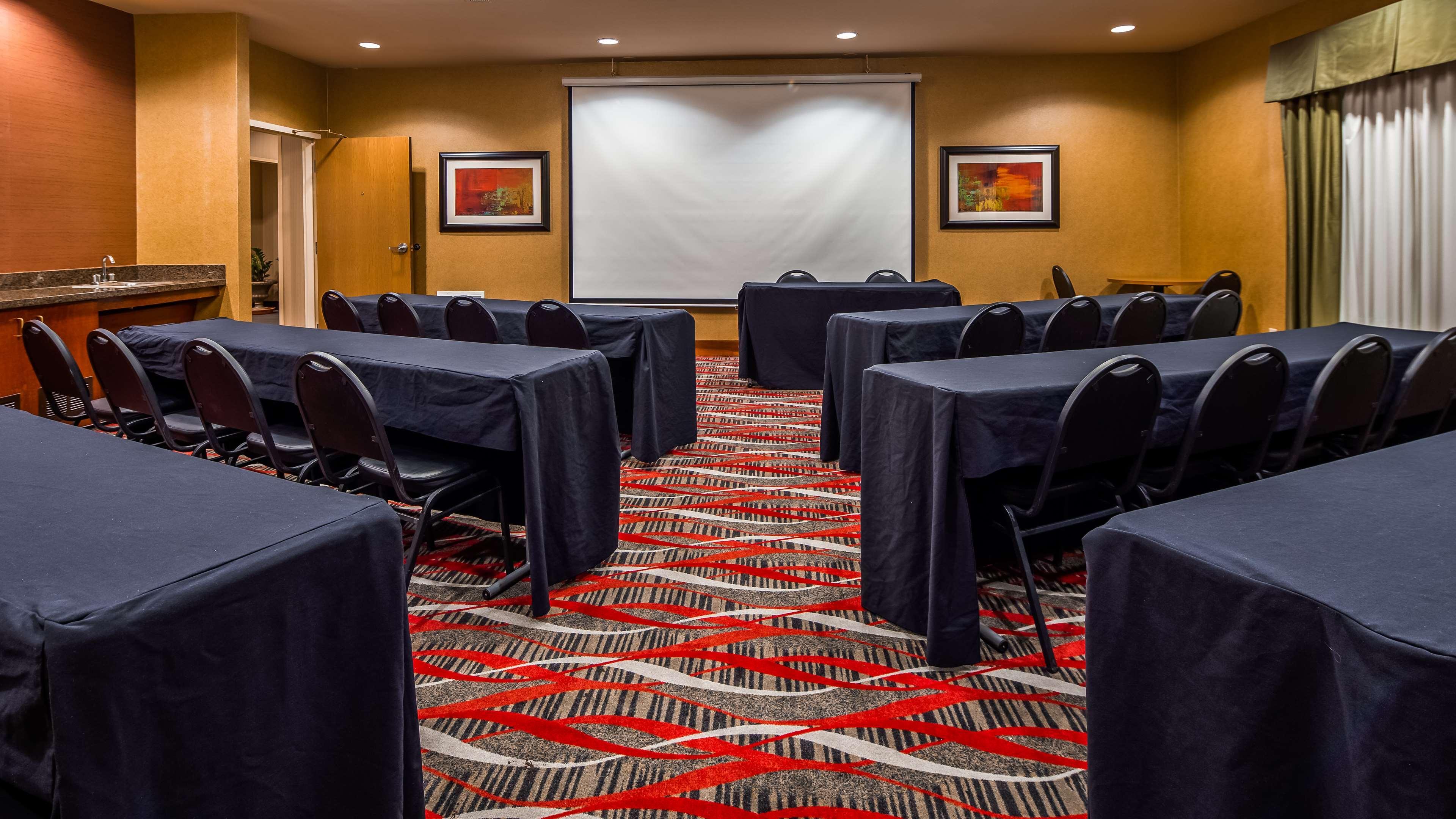 Best Western Plus Denton Inn & Suites Экстерьер фото
