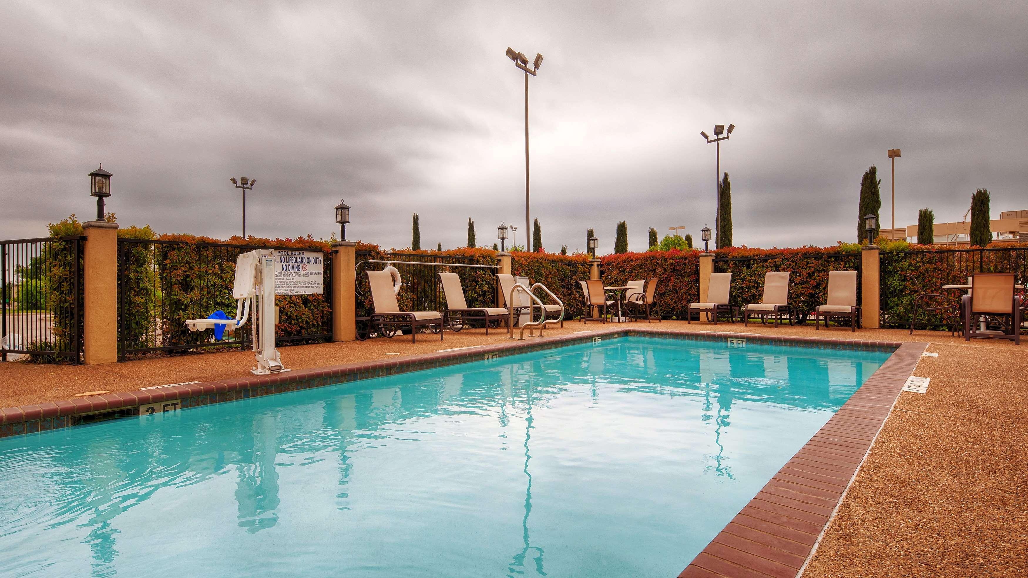 Best Western Plus Denton Inn & Suites Экстерьер фото