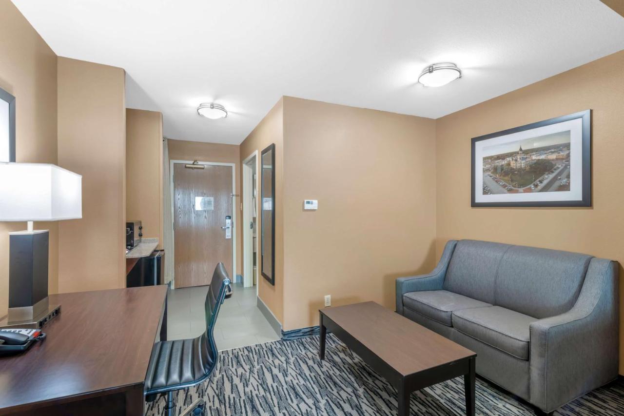 Best Western Plus Denton Inn & Suites Экстерьер фото